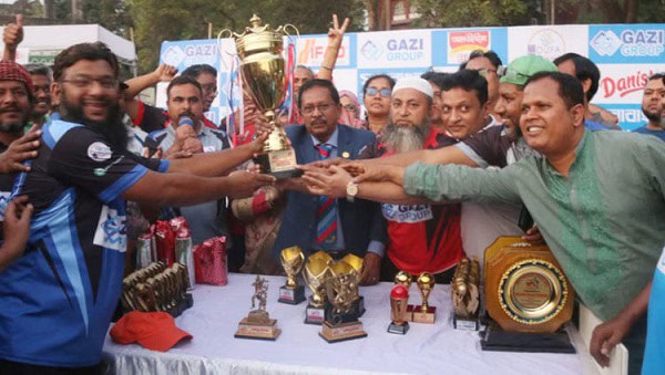 ব্লুজ দলের খেলোয়াড়রা ট্রফি হাতে নিয়ে উল্লাস করছে. Channel i News - চ্যানেল আই নিউজ