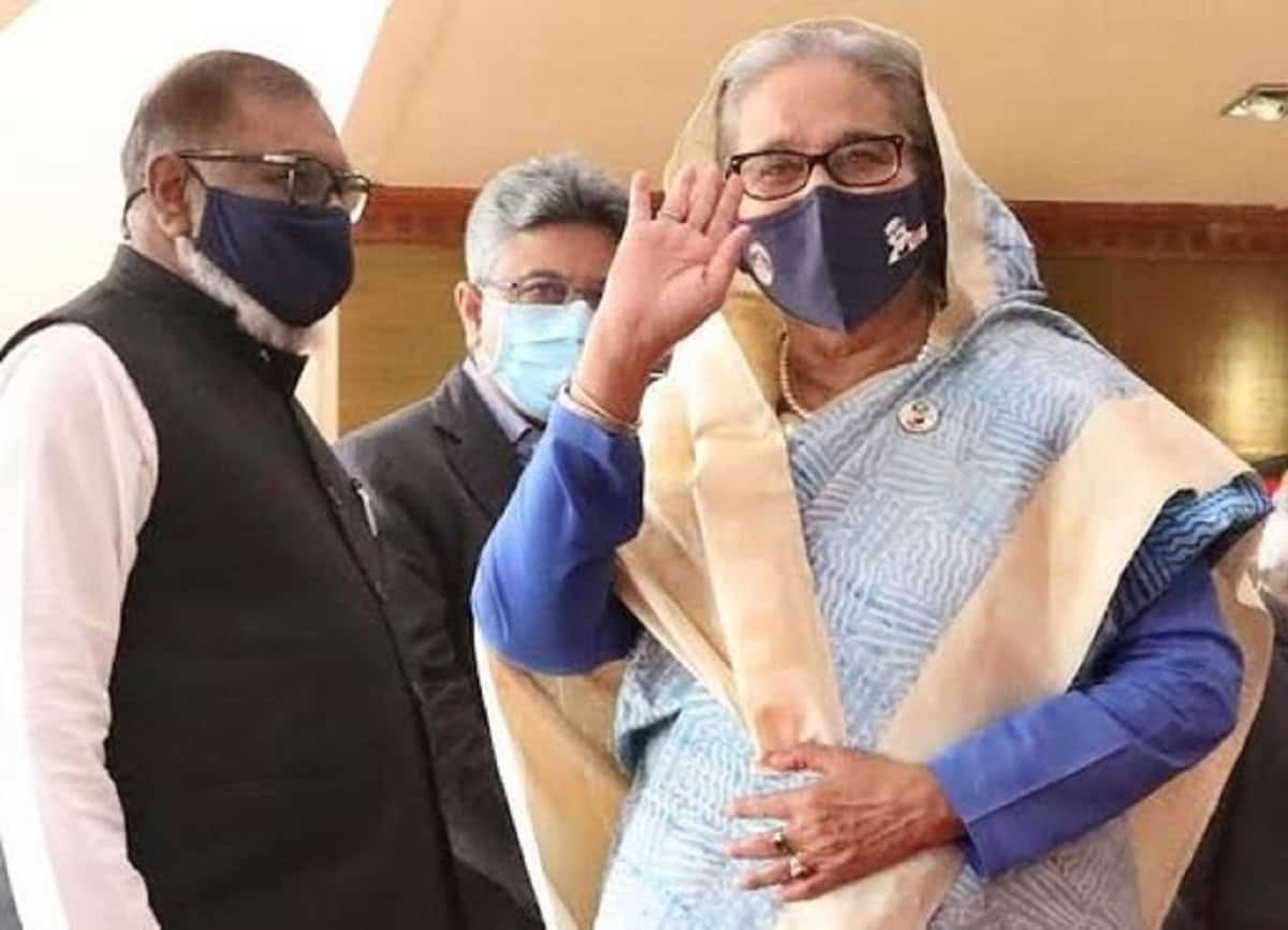 প্রধানমন্ত্রী ও অন্যান্য কর্মকর্তারা বিমানবন্দরে মুখে মাস্ক পরে বিদায় জানাচ্ছেন. Channel i News - চ্যানেল আই নিউজ
