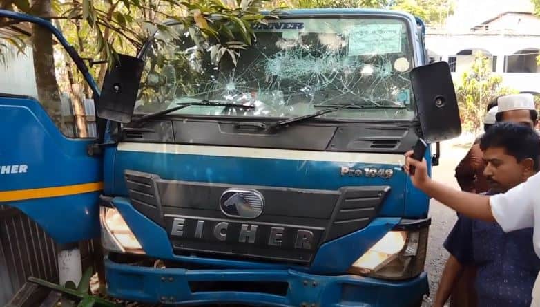 বেপরোয়া ট্রাকের ধাক্কায় গাছের সঙ্গে ধাক্কা, আহত ও ক্ষতিগ্রস্ত. Channel i News - চ্যানেল আই নিউজ