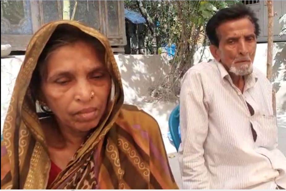 বাংলাদেশের দুই বৃদ্ধ ব্যক্তি, একজন মহিলা ও একজন পুরুষ, বসে আছেন. Channel i News - চ্যানেল আই নিউজ