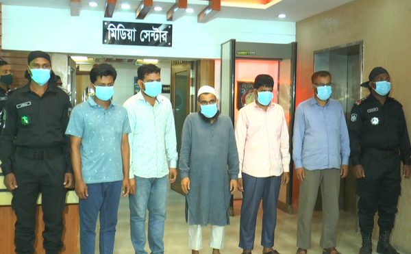 চ্যানেল আই অনলাইন সংবাদ কেন্দ্রে নিরাপত্তা কর্মীরা ও সাংবাদিকরা উপস্থিত. Channel i News - চ্যানেল আই নিউজ