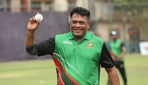 বাংলাদেশ ক্রিকেটার শান্ত ও রবিন মাঠে ৫ উইকেট নেওয়ার পর উল্লাসে মেতে উঠেছেন. Channel i News - চ্যানেল আই নিউজ