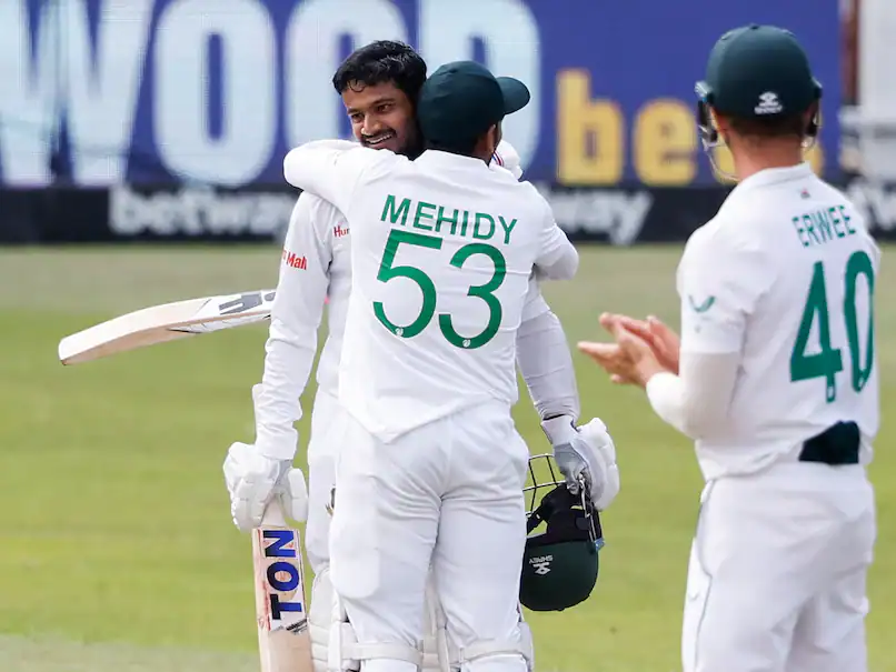 বাংলাদেশ ক্রিকেটাররা মাঠে জয় উদযাপন করছে, খেলাধুলার মুহূর্ত. Channel i News - চ্যানেল আই নিউজ