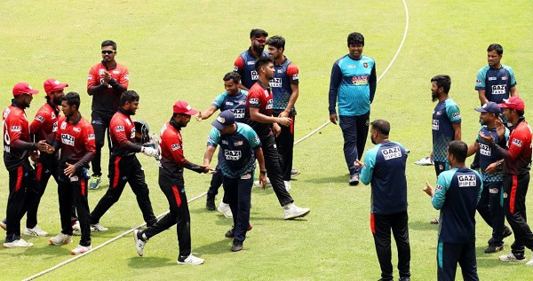 ক্রিকেট ম্যাচে মোহামেডান ও রূপগঞ্জের খেলোয়াড়রা একে অপরের সাথে শুভেচ্ছা বিনিময় করছে. Channel i News - চ্যানেল আই নিউজ