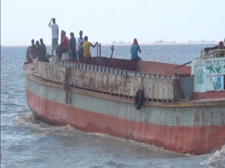 বঙ্গোপসাগরে ডুবে যাওয়া লাইটার জাহাজের ছবি, ১১ ক্রু নিখোঁজ. Channel i News - চ্যানেল আই নিউজ