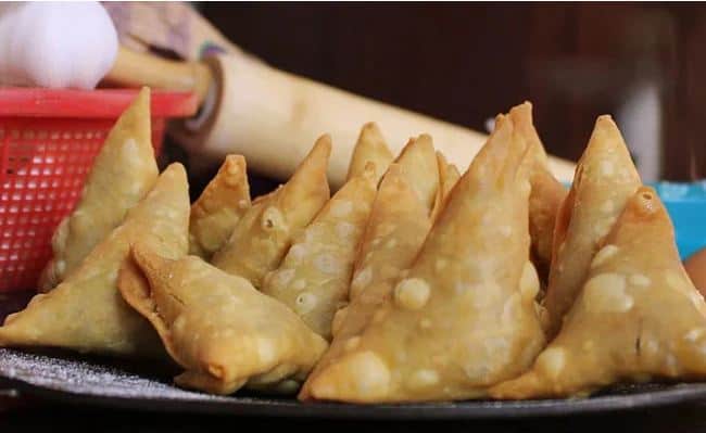 সামোসা ভাজা, জনপ্রিয় বাংলাদেশি স্ন্যাকস, তেলেভাজা সামোসা. Channel i News - চ্যানেল আই নিউজ