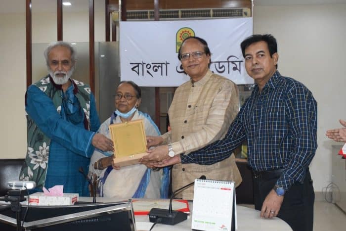 ড. আতিউর রহমান বাংলা একাডেমি রবীন্দ্র পুরস্কার গ্রহণ করছেন. Channel i News - চ্যানেল আই নিউজ