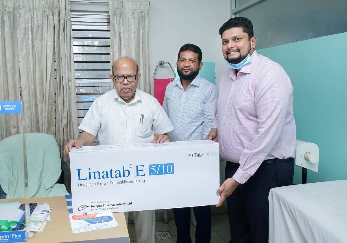 ডায়াবেটিস চিকিৎসায় লিনাট্যাব-ই এর উদ্বোধন, তিনজন ব্যক্তি হাসিমুখে ছবি তুলছেন. Channel i News - চ্যানেল আই নিউজ