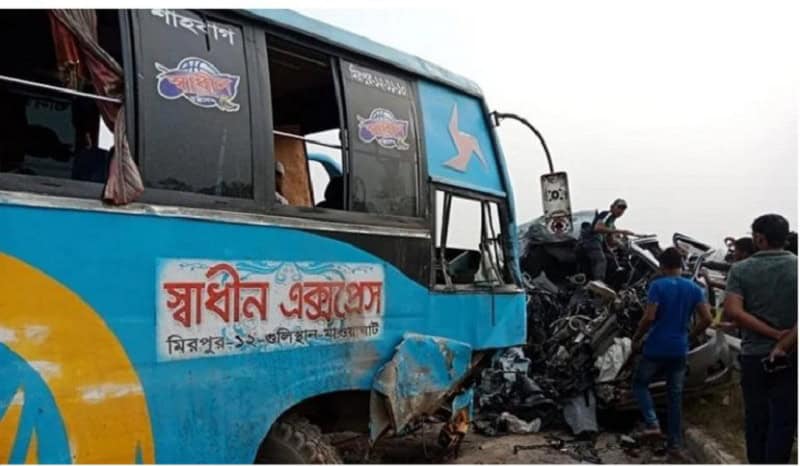 ঢাকা-মাওয়া এক্সপ্রেসওয়েতে বাস ও মোটরসাইকেল সংঘর্ষের ছবি. Channel i News - চ্যানেল আই নিউজ
