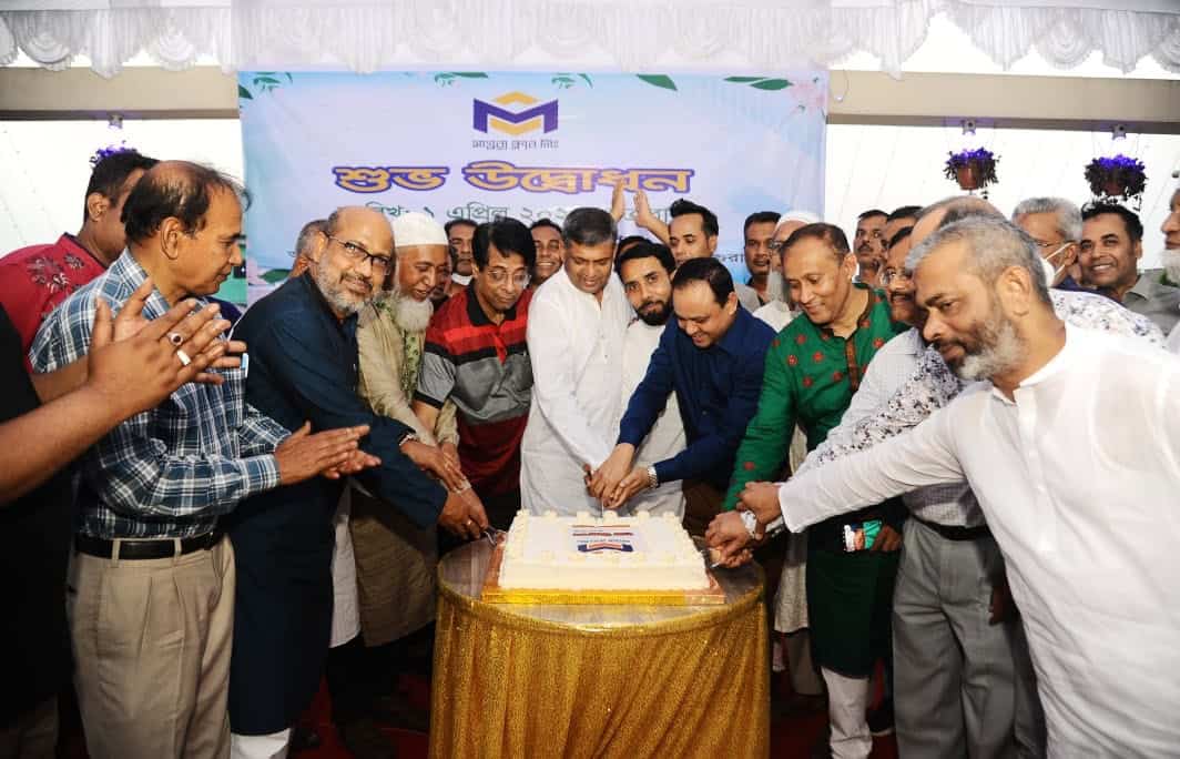 মাগুরা ক্লাব লিমিটেডের শুভ উদ্বোধনে অতিথি ও সদস্যরা কেক কাটছেন. Channel i News - চ্যানেল আই নিউজ