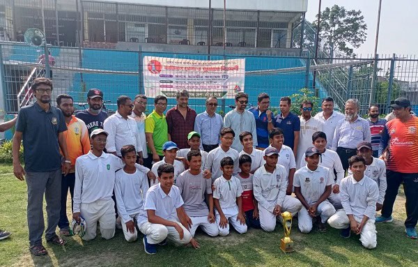 ক্রিকেট খেলোয়াড় ও কোচদের দল বিজয়ী ট্রফি সহ ছবি. Channel i News - চ্যানেল আই নিউজ