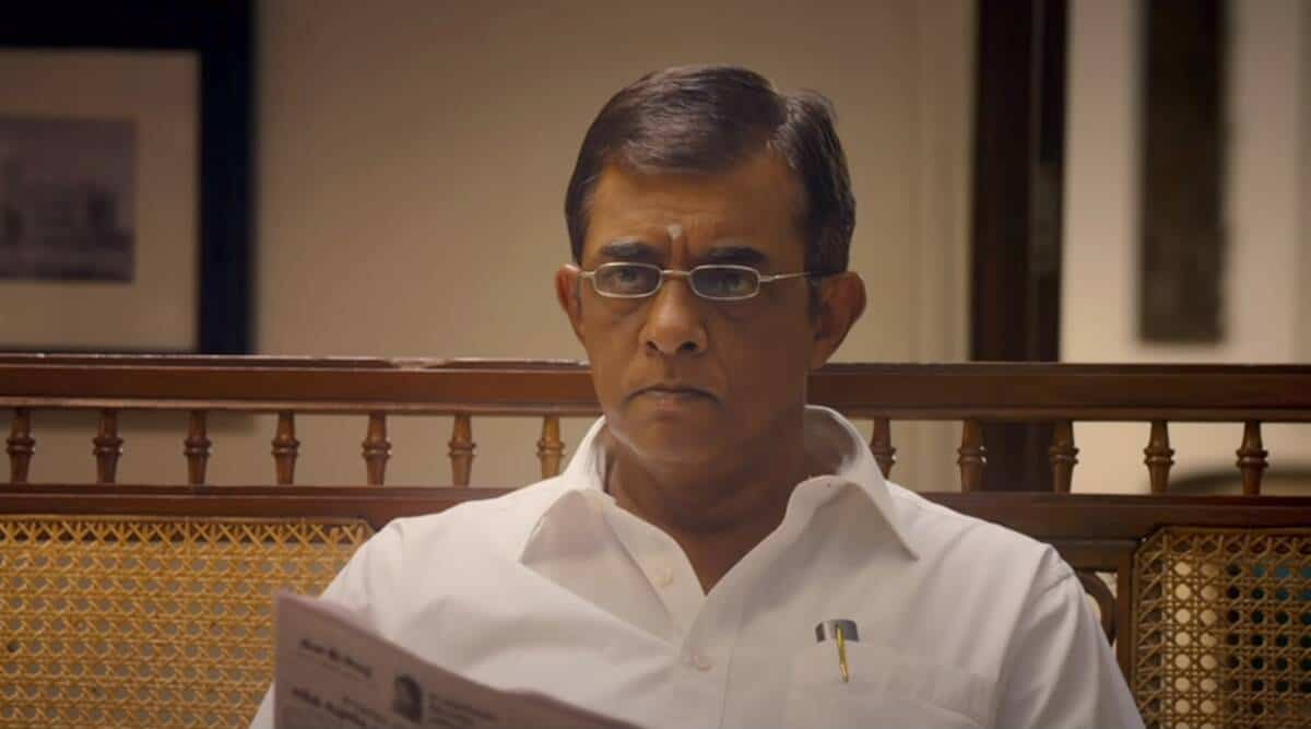 শিব কুমার সুব্রহ্মণ্যমের ছবি, তিনি একটি সংবাদপত্র পড়ছেন. Channel i News - চ্যানেল আই নিউজ