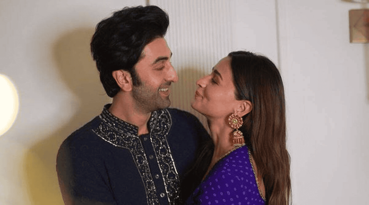 একজন পুরুষ ও একজন নারী প্রেমের মুহূর্তে হাসিমুখে দেখা করছে. Channel i News - চ্যানেল আই নিউজ