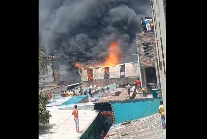 লালবাগে প্লাস্টিক কারখানায় ভয়াবহ আগুন, ধোঁয়া ও আগুনের লেলিহান শিখা. Channel i News - চ্যানেল আই নিউজ