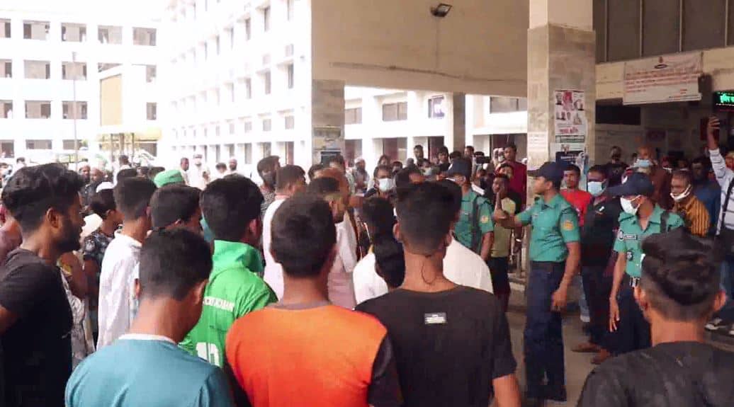খুমেক হাসপাতালে নারীর মৃত্যুর অভিযোগে জনতার প্রতিবাদ ও বিক্ষোভ. Channel i News - চ্যানেল আই নিউজ
