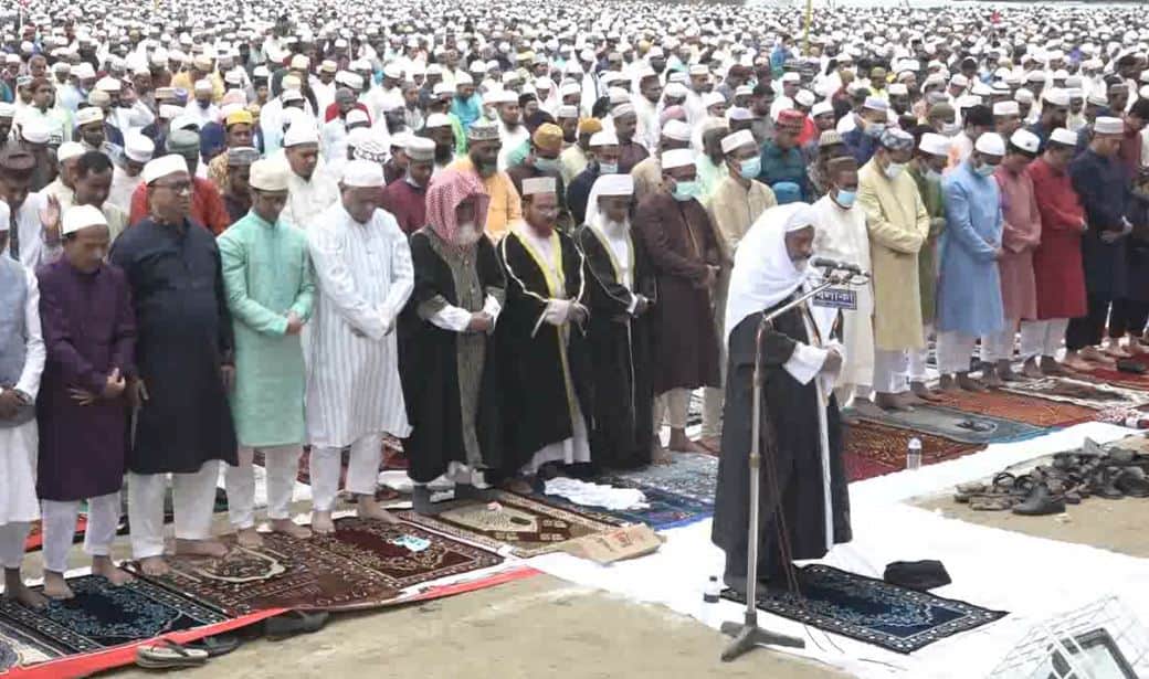 দিনাজপুরে ঈদের জামাতে মুসল্লিরা অংশগ্রহণ করছে. Channel i News - চ্যানেল আই নিউজ