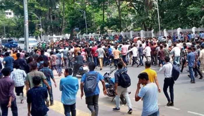 বিক্ষোভকারীরা সড়কে জমায়েত, সংঘর্ষের আশঙ্কা. Channel i News - চ্যানেল আই নিউজ
