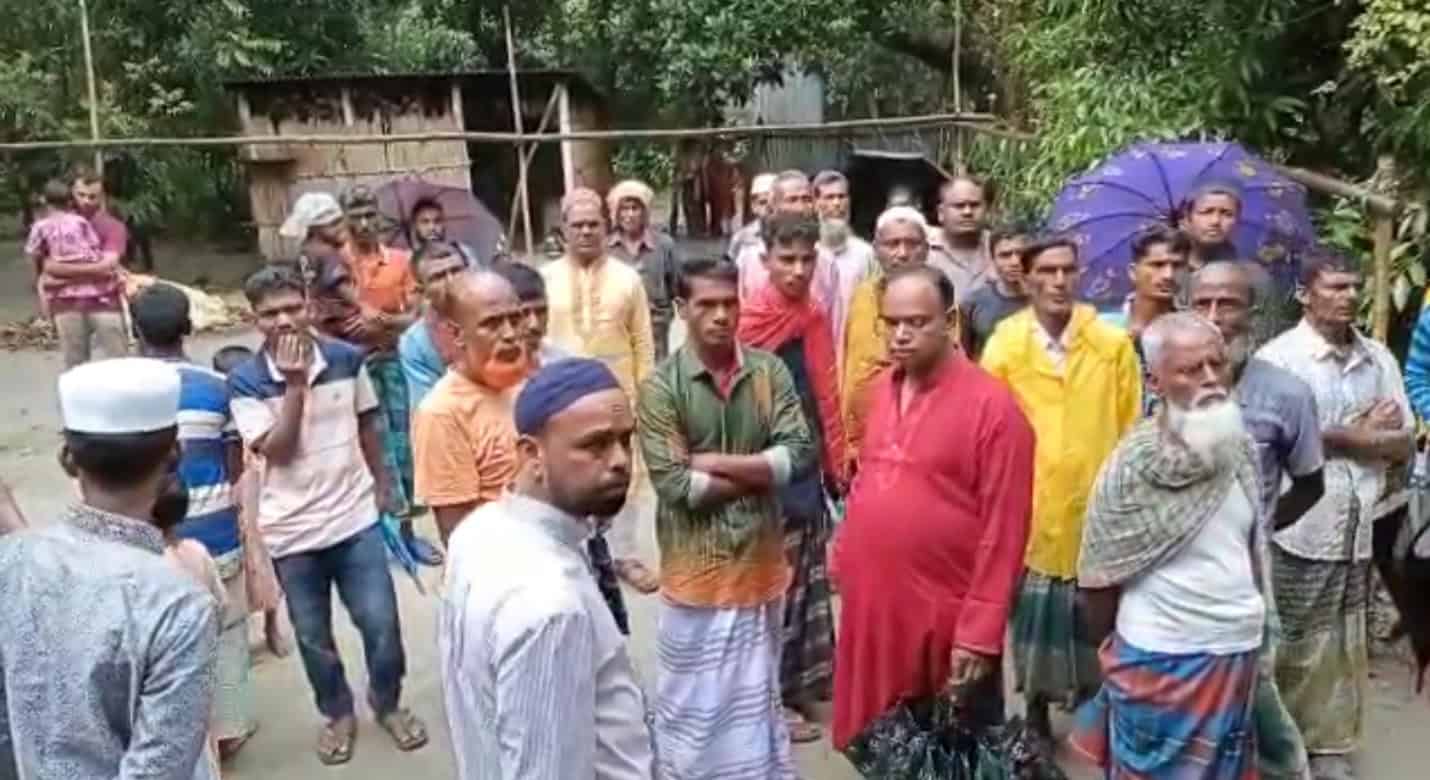 নিহতদের পরিবারের সদস্য ও স্থানীয়রা শোক প্রকাশ করছে. Channel i News - চ্যানেল আই নিউজ