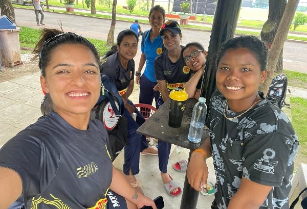 মিরপুর প্রমিলাকে ২০ রানে গুটিয়ে দিয়ে ১০ উইকেটে ম্যাচ জেতে আবাহনী। সেলফিতে জাহানারা আলমের দলের একাংশ।