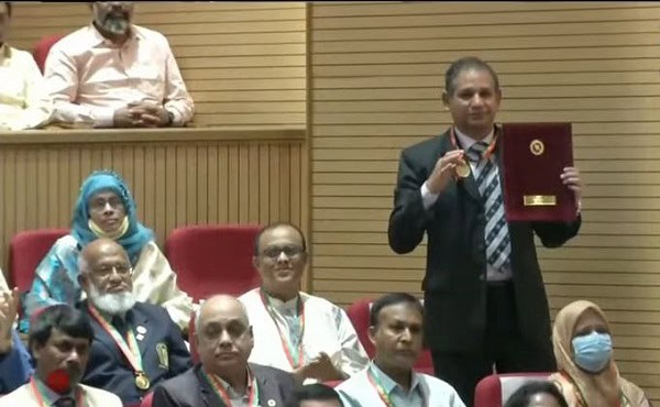অভিনেতা ও অতিথিরা সম্মাননা গ্রহণ করছেন, অনুষ্ঠানে উপস্থিত. Channel i News - চ্যানেল আই নিউজ