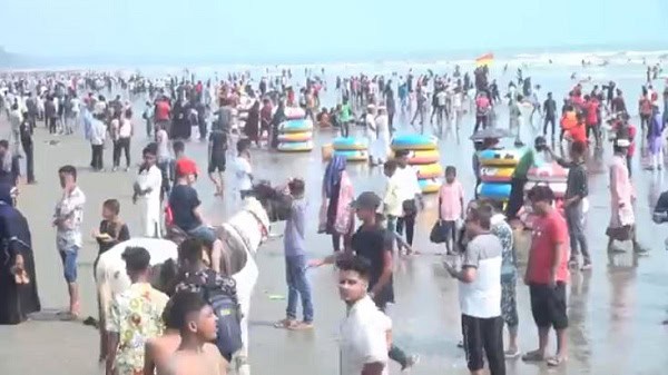 কক্সবাজার সৈকত, পর্যটকদের ভিড়ে ভরা, টানা ছুটিতে. Channel i News - চ্যানেল আই নিউজ