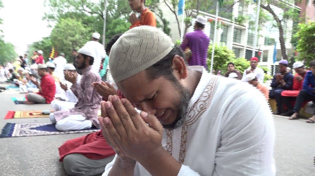 ঈদের প্রধান জামাতে মুসল্লিরা প্রার্থনা করছেন. Channel i News - চ্যানেল আই নিউজ