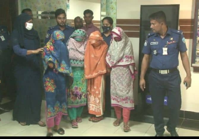 নিখোঁজের পর উদ্ধার হওয়া চার কিশোরী ও পুলিশ সদস্য. Channel i News - চ্যানেল আই নিউজ