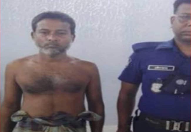 অভিযুক্ত ব্যক্তি ও পুলিশ সদস্যের ছবি, বাংলাদেশ. Channel i News - চ্যানেল আই নিউজ