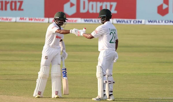বাংলাদেশ ক্রিকেটাররা শতরানের ওপেনিং জুটির উদযাপন করছে. Channel i News - চ্যানেল আই নিউজ