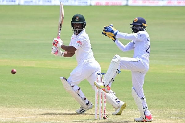 বাংলাদেশ ও শ্রীলঙ্কার ক্রিকেটাররা মাঠে খেলছেন, ক্রিকেট ম্যাচ চলমান. Channel i News - চ্যানেল আই নিউজ
