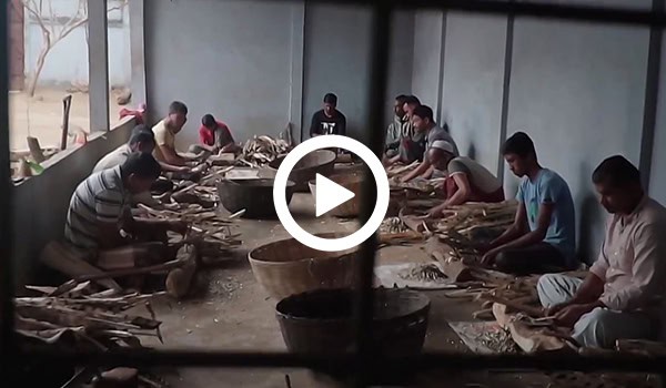 ক্ষুদ্র ও মাঝারি শিল্পের শ্রমিকরা কারখানায় কাজ করছেন. Channel i News - চ্যানেল আই নিউজ