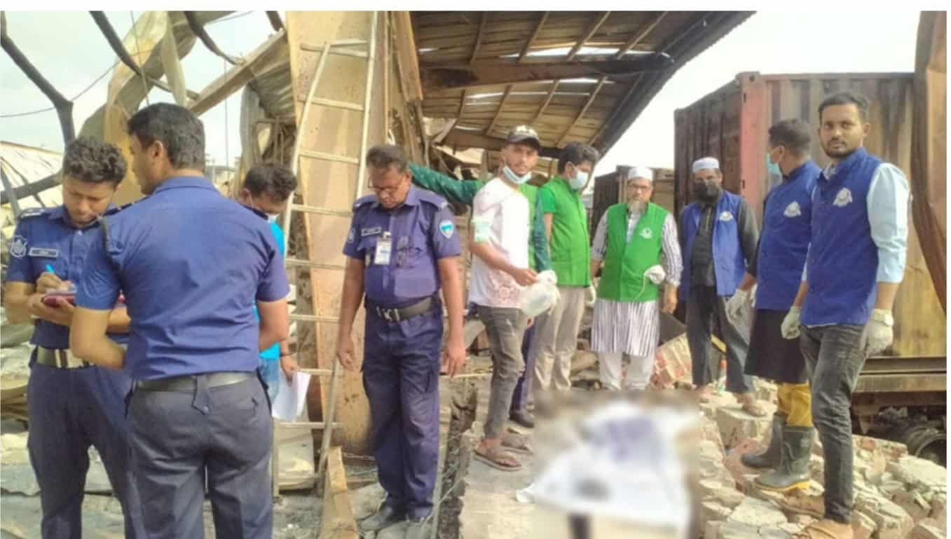 সীতাকুণ্ডে উদ্ধারকৃত খণ্ডিত মরদেহের স্থান পরিদর্শন করছে পুলিশ ও স্থানীয়রা. Channel i News - চ্যানেল আই নিউজ