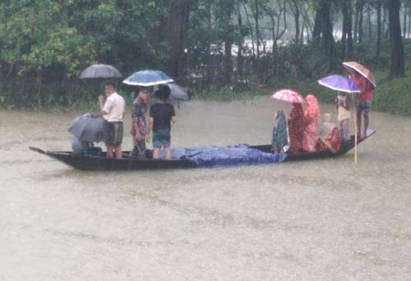 নদীতে বসে থাকা মানুষ ও ছাতা, ভারী বর্ষণে জলাবদ্ধতা. Channel i News - চ্যানেল আই নিউজ
