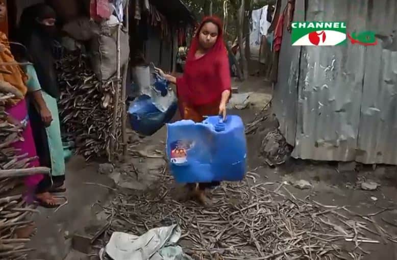 নারী শিশুদের জন্য নিরাপদ পানি সংগ্রহের দৃশ্য, চ্যানেল আই অনলাইন. Channel i News - চ্যানেল আই নিউজ
