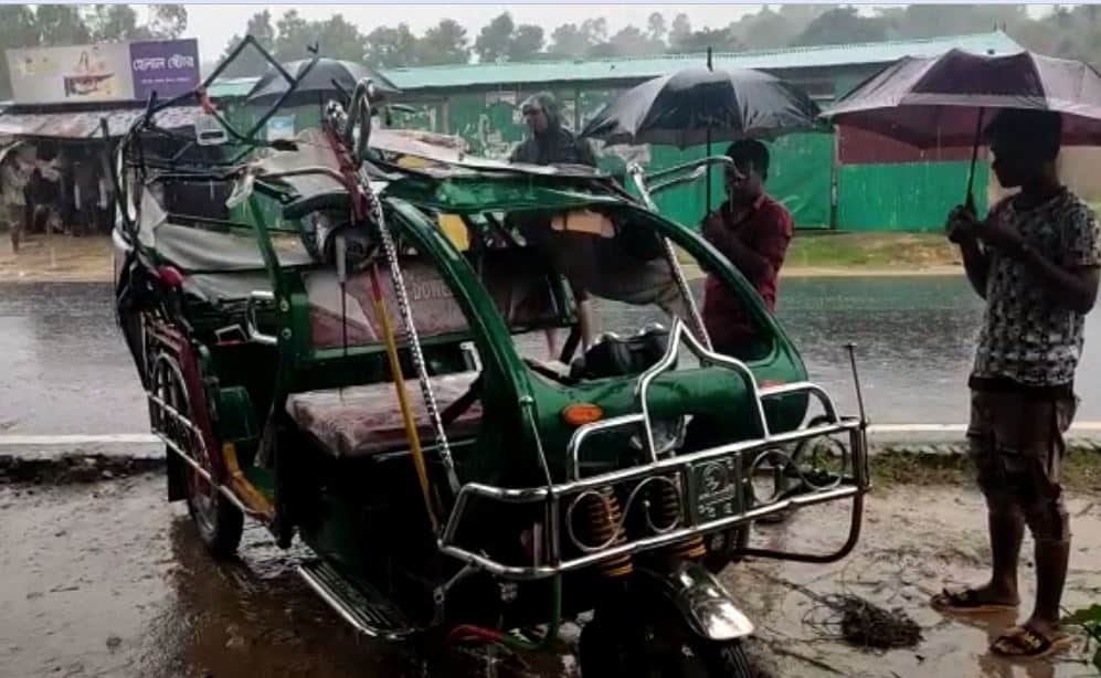 টেকনাফে সড়ক দুর্ঘটনায় আহত রোহিঙ্গাদের ছবি, বৃষ্টি ও ভাঙা যানবাহন. Channel i News - চ্যানেল আই নিউজ