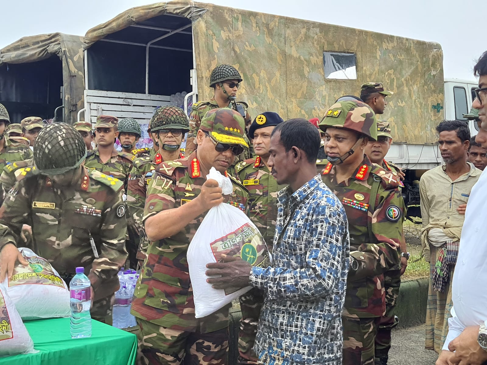 সেনাবাহিনী প্রধান  কর্তৃক সিলেটে দুর্গতদের  মাঝে খাদ্য সহায়তা