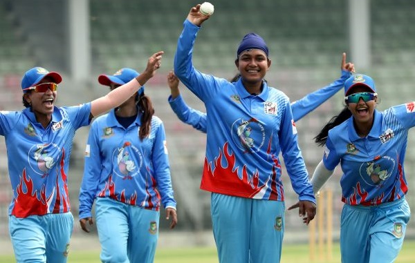 ৪ উইকেট নিয়েছেন জাতীয় দলের বাঁহাতি পেসার ফারিহা ইসলাম