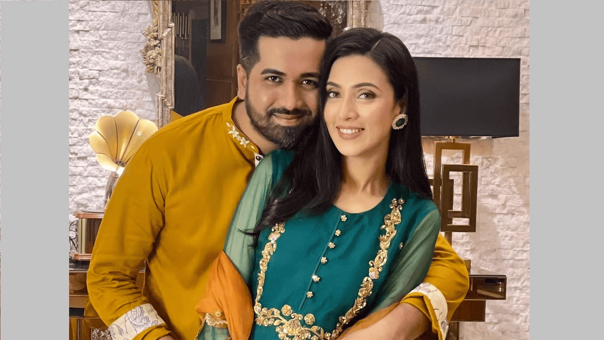 দম্পতি হাসিমুখে ছবি তুলছেন, পর্দার পেছনে আধুনিক সাজসজ্জা. Channel i News - চ্যানেল আই নিউজ