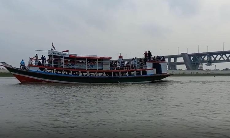 শিমুলিয়া-মাঝিরকান্দি রুটে লঞ্চ ও স্পিডবোট চলাচল, নদীতে যাত্রীরা. Channel i News - চ্যানেল আই নিউজ