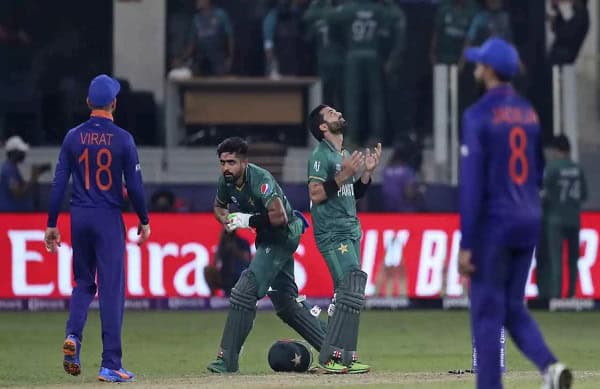 ভারত ও পাকিস্তান ক্রিকেট দলের খেলোয়াড়রা মাঠে খেলছে. Channel i News - চ্যানেল আই নিউজ