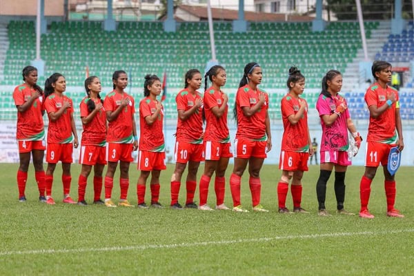 বাংলাদেশ নারী ফুটবল দল মাঠে দাঁড়িয়ে জাতীয় সংগীত গাইছে. Channel i News - চ্যানেল আই নিউজ