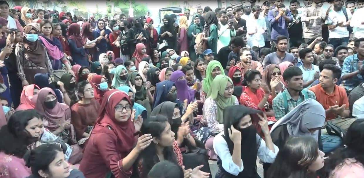 বিএম কলেজের শিক্ষার্থীরা সড়ক অবরোধ করে বিক্ষোভ করছে. Channel i News - চ্যানেল আই নিউজ