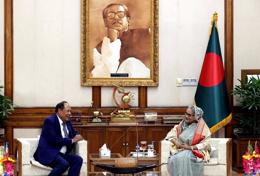 প্রধানমন্ত্রীর সাথে রাষ্ট্রপতির বৈঠক, বাংলাদেশ旗 ও বিশাল ছবি পেছনে. Channel i News - চ্যানেল আই নিউজ