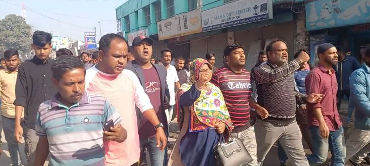 ঠাকুরগাঁওয়ে বিক্ষোভকারীরা রাস্তায় প্রতিবাদ করছে. Channel i News - চ্যানেল আই নিউজ