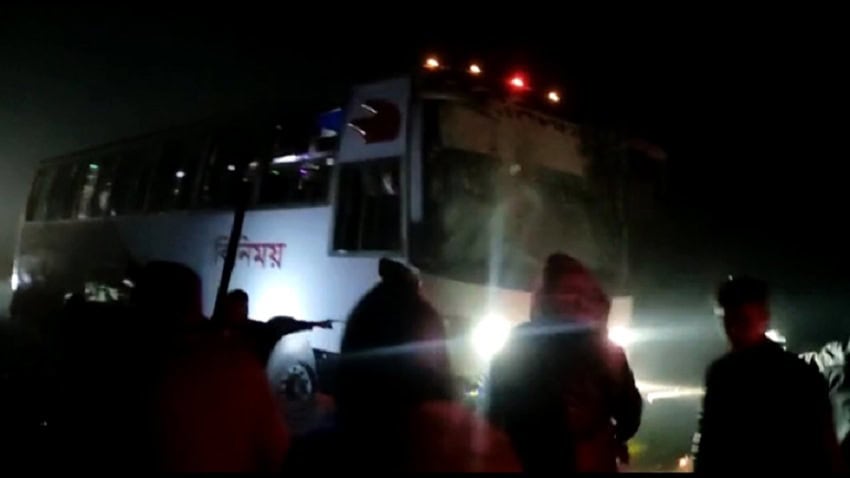 টাঙ্গাইলে বাসের ধাক্কায় আহত ১০ জনের ছবি, দুর্ঘটনার স্থান. Channel i News - চ্যানেল আই নিউজ