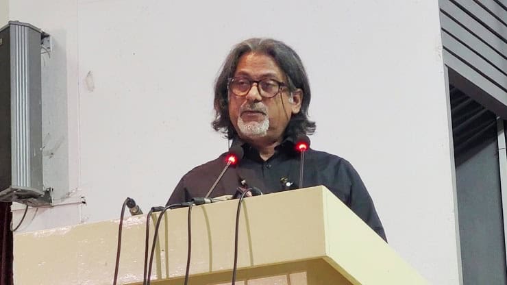 শামস পরশ বক্তৃতা দিচ্ছেন, পত্রিকা ও মাইক্রোফোনের সামনে. Channel i News - চ্যানেল আই নিউজ