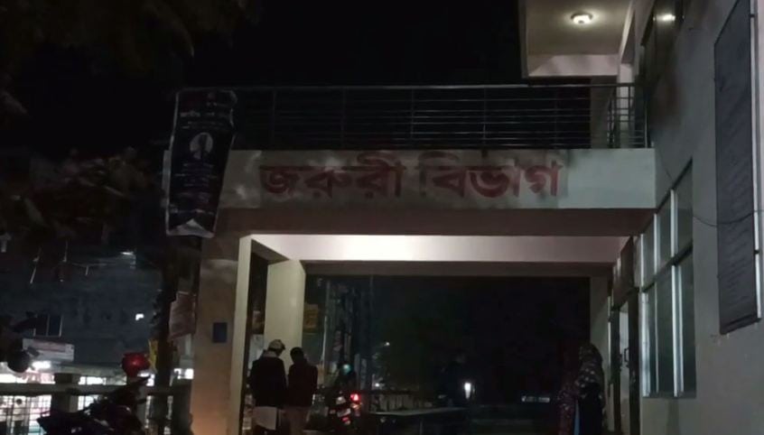 জেলা হাসপাতালের প্রবেশদ্বার, রাতের দৃশ্য, আলো জ্বলজ্বল করছে. Channel i News - চ্যানেল আই নিউজ
