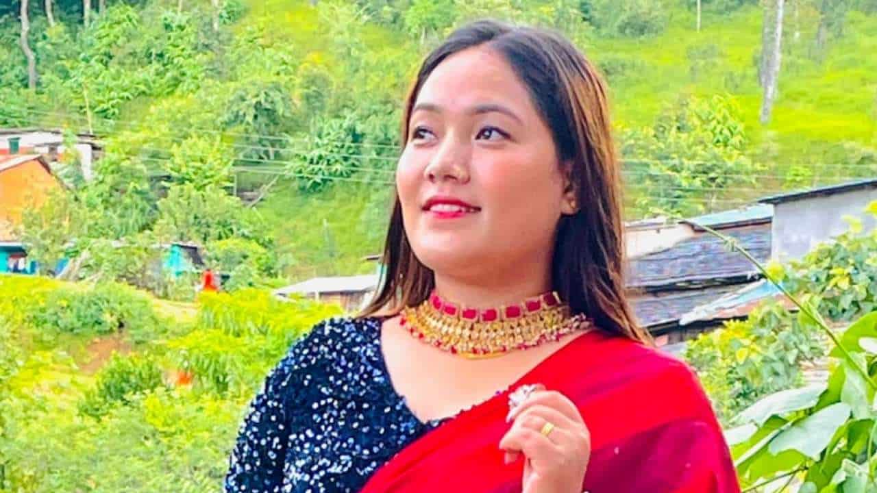 প্রকৃতি পেছনে দাঁড়িয়ে নারী, শান্ত ও সুন্দর দৃশ্য. Channel i News - চ্যানেল আই নিউজ