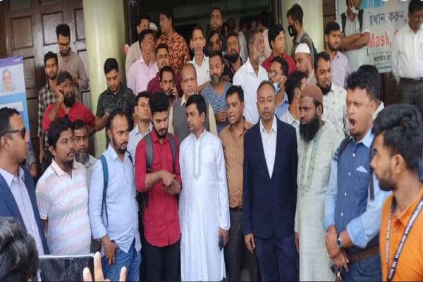 কর্মবিরতি চলাকালে চট্টগ্রাম কাস্টমস হাউসের কর্মীরা. Channel i News - চ্যানেল আই নিউজ