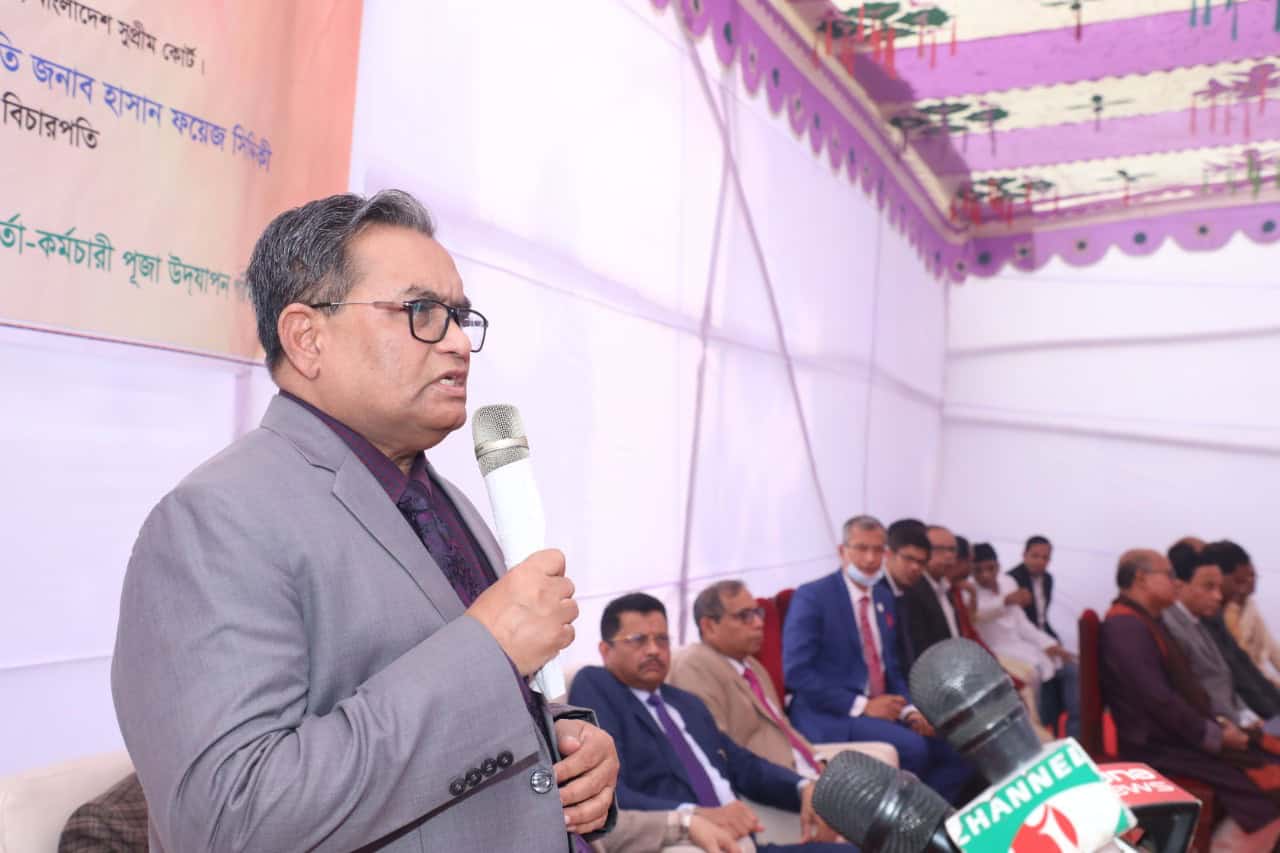 প্রধান বিচারপতি বক্তৃতা দিচ্ছেন, অনুষ্ঠানে উপস্থিত অতিথি ও সাংবাদিকরা. Channel i News - চ্যানেল আই নিউজ